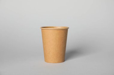 Gri arka planda kağıt bardak. Tasarım için model