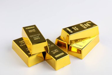 Beyaz arkaplanda parlak altın çubuklar, yakın plan