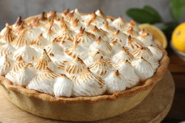 İçerideki masada nefis kremalı pasta, yakın plan.