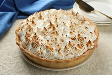 Bej desenli masada nefis kremalı turta, yakın plan.