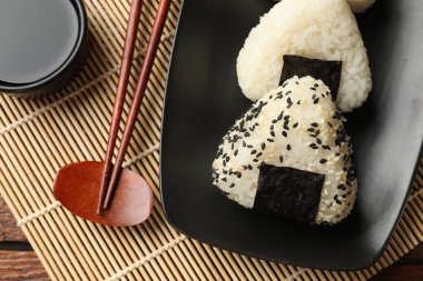 Pirinç topları (onigiri), soya sosu ve yemek çubukları masaya konur. Geleneksel Japon yemeği