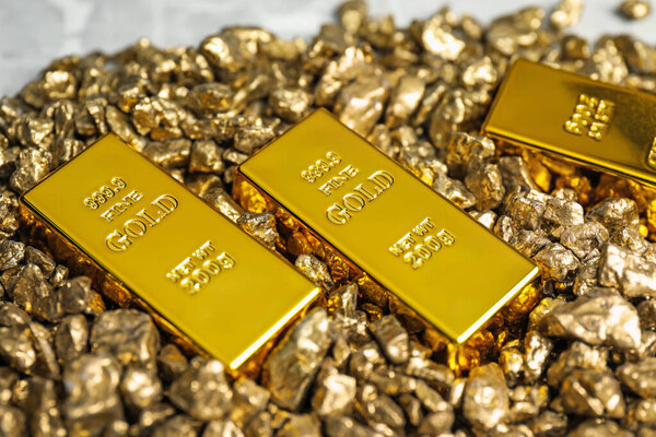 Золотые самородки и слитки на столе, крупный план