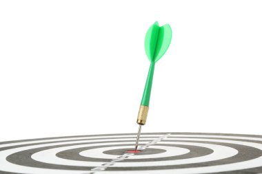 Beyaz zemin üzerinde yeşil ok olan dart tahtası