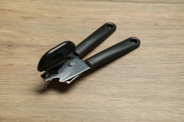 Bir konserve açacağı ahşap masada, yakın plan.