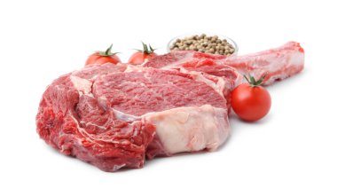 Beyaza izole edilmiş çiğ et, baharat ve domates parçası.