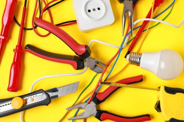 Sarı arka planda, düz zeminde farklı elektrikli araçlar