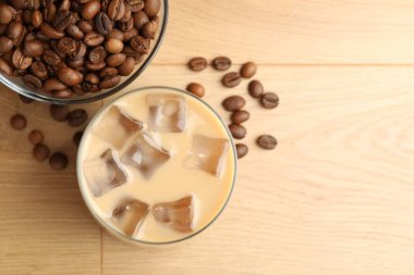 Bardakta kremalı kahve likörü ve ahşap masada fasulye. Metin için boşluk