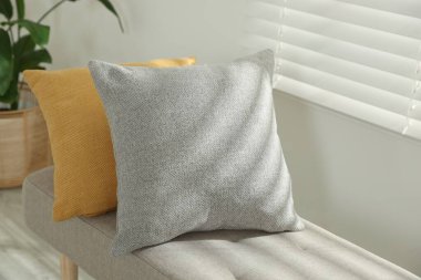 Odadaki kanepede yumuşak dekoratif yastıklar.