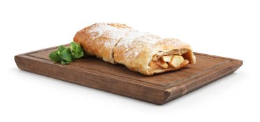 Elmalı lezzetli turta, pudra şekeri ve beyaz üzerine izole edilmiş nane şekeri.