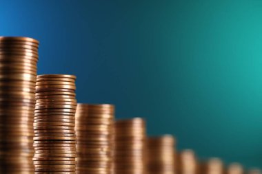 Renk arkaplanına para yığını, yakın plan. Metin için boşluk