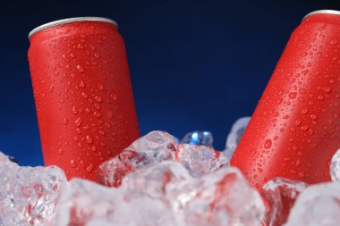 Koyu mavi arka planda buzlu içeceklerin tazelenmesi, yakın plan