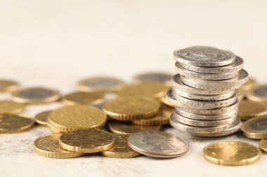 Açık dokulu tabloda farklı madeni paralar, yakın çekim