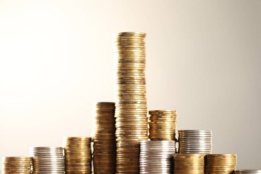 Açık gri arkaplanda para yığınları, yakın plan