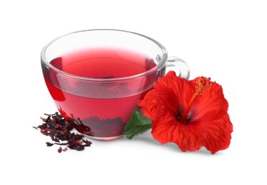 Taze demlenmiş amber çayı ve beyaz üzerine izole edilmiş kırmızı çiçek.