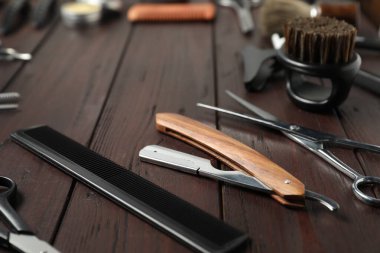 Birçok farklı berber aletleri ahşap masada, yakın plan