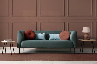 Mocha mus gölgesinde elementleri olan şık bir oturma odası. 2025 'in moda rengine sahip iç tasarım