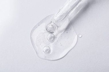 Işık arka planında kozmetik serumlu boru, üst görünüm