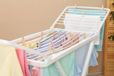 Evde temiz çamaşırlarla kuru askı, yakın çekim.