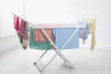 Evde temiz çamaşırlarla kuru askı.