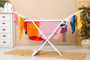 Evde temiz çamaşırlarla kuru askı.