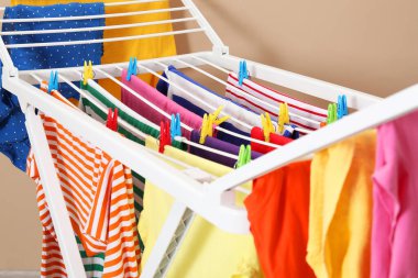 Evde temiz çamaşırlarla kuru askı, yakın çekim.