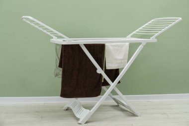 Evde temiz çamaşırlarla kuru askı.