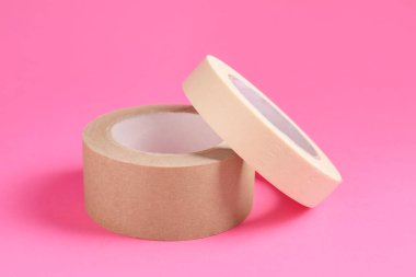 Pembe arka planda maskeleme bantları, yakın plan