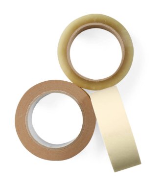 Beyaz, üst görünümde izole edilmiş farklı yapıştırıcı bantların ruloları