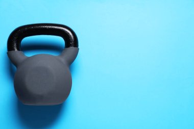 Açık mavi arka planda bir çaydanlık çanı, üst manzara. Metin için boşluk