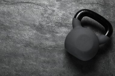 Gri arka planda bir çaydanlık çanı, üst manzara. Metin için boşluk