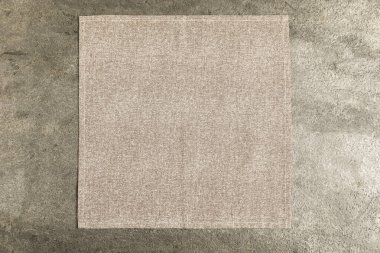 Gri masada bir peçete, üst manzara.