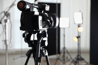 Stüdyoda profesyonel video kamera, yakın plan. Metin için boşluk