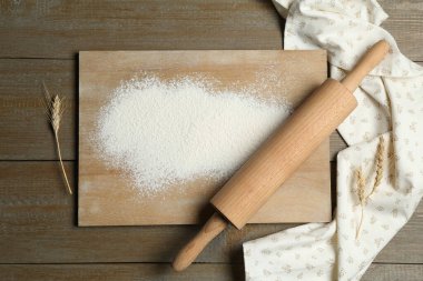 Yuvarlak iğne, tahta, un ve çiviler ahşap masa, üst manzara