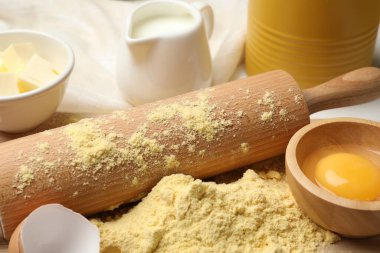 Yuvarlak raptiye ve farklı malzemeler masanın üzerinde, yakın plan.