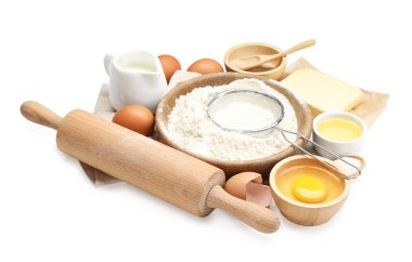 Merdane ve farklı malzemeler beyaza izole edilmiş.