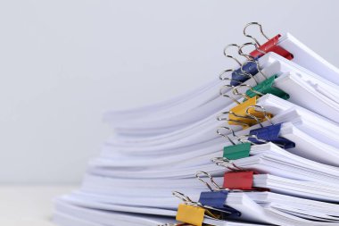 Masanın üzerinde kağıt parçaları olan ataçlar, yakın plan. Metin için boşluk