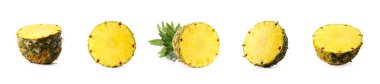 Taze ananas parçaları beyaz sette izole edilmiş.