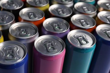 Arka plan olarak birçok alüminyum içecek kutusu, yakın plan