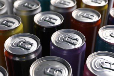 Arka plan olarak birçok alüminyum içecek kutusu, yakın plan