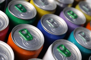 Arka plan olarak birçok alüminyum içecek kutusu, yakın plan