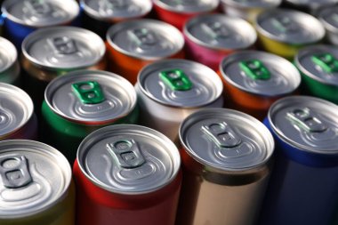 Arka plan olarak birçok alüminyum içecek kutusu, yakın plan