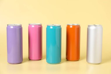 Bej arka planda birçok renkli teneke kutu