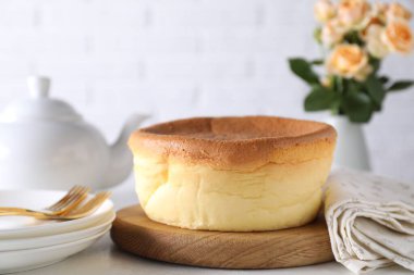 Lezzetli Japon Castella keki beyaz masada, yakın plan.