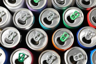 Arka plan olarak birçok alüminyum içecek kutusu, üst görünüm