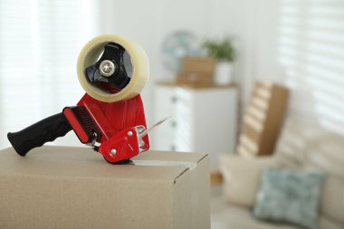 Kapalı alandaki karton kutuya yapıştırıcı bantlı şeker kutusu. Metin için boşluk