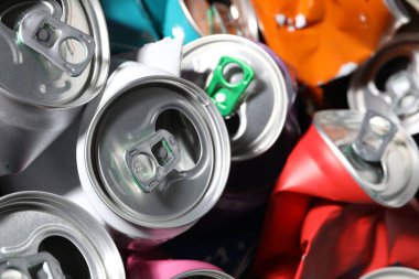 Arkaplan olarak birçok buruşuk teneke kutu, yakın plan