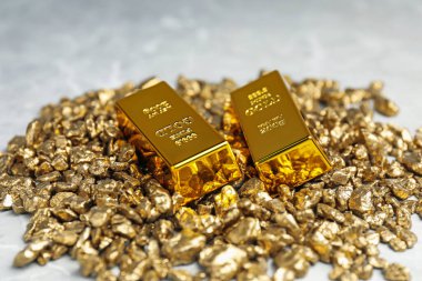 Gri masadaki altın külçeler ve külçeler, yakın plan.