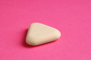 Pembe arkaplanda bir silgi, yakın çekim görünümü
