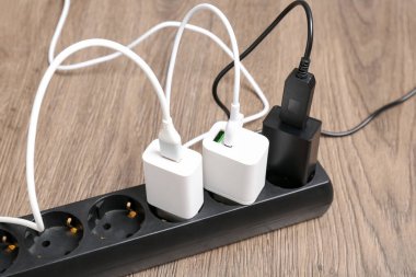 Güç kablosu kablosu olan USB adaptörleri zeminde, yakın plan