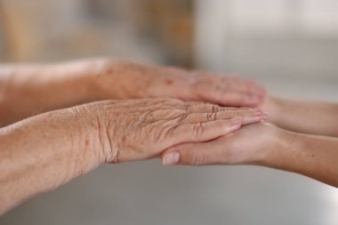 Son sınıf öğrencisine arka planda destek veren bakıcı, yakın plan. Yaşlı bakımı